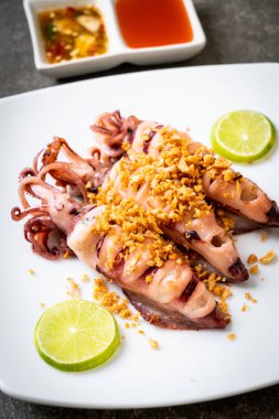 Sarımsaklı kızarmış kalamar - deniz ürünleri tarzı.