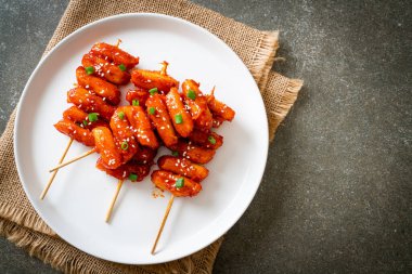Kore usulü baharatlı soslu kızarmış Kore pirinç keki (Tteokbokki).