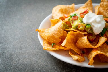 Meksika nachos tortilla cipsi jalapeno, guacamole, domates sosu ve sos.