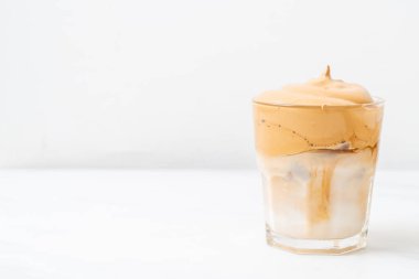 Dalgona kahvesi. Krem şantili buzlu içecek, kahve köpüğü ve süt. Covid-19 şehir karantinası sırasındaki son moda içki, ev konseptinde kalın..