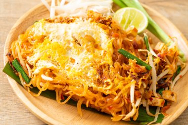 Pad Thai - Tayland usulü kızarmış erişte ve yumurta - Asya usulü