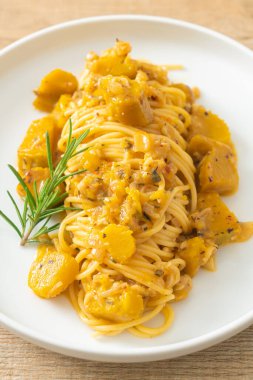 kabaklı spagetti makarna alfredo sosu - vegan ve vejetaryen yemek tarzı