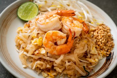 Karides ve lahanalı kızarmış şehriye ya da Pad Thai - Asya yemeği tarzı