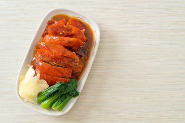 Pekin ördeği ya da ızgara kırmızı soslu kızarmış ördek Çin yemeği tarzı.