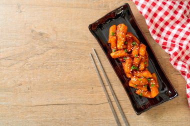 Kore usulü baharatlı pirinç keki (Tteokbokki).