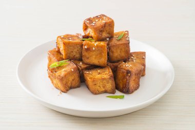 Beyaz susamlı kızarmış tofu ve teriyaki sosu. Vejetaryen ve vejetaryen yemek tarzı.