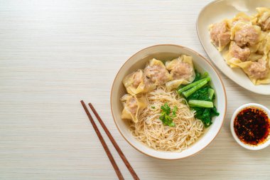 Yumurtalı erişte ile domuz çorbası veya domuz köftesi çorbası ve sebze - Asya yemeği tarzı.