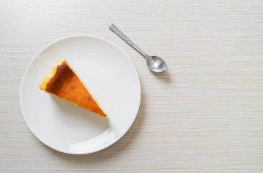 Beyaz tabakta ev yapımı cheesecake.