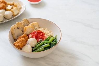 Balık köfteli erişte ve pembe soslu karides köftesi, Yen Ta Four veya Yen Ta Fo - Asya yemeği tarzı