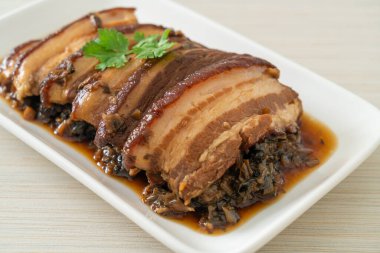 Mei Cai Kou Rou ya da Swatow Mustard Cubbage tarifli Buhar Göbekli Domuz eti - Çin yemeği tarzı