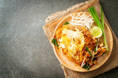 Pad Thai - Tayland usulü kızarmış erişte ve yumurta - Asya usulü