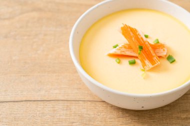 Yengeç sopasıyla haşlanmış yumurta ve taze soğan.