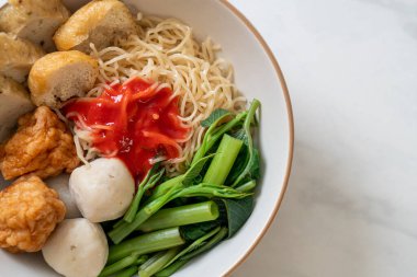 Balık köfteli erişte ve pembe soslu karides köftesi, Yen Ta Four veya Yen Ta Fo - Asya yemeği tarzı