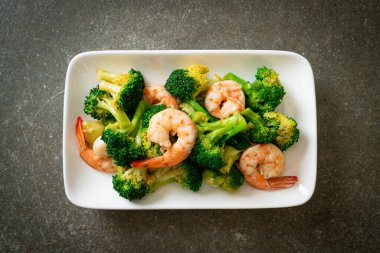 Karidesli kızarmış brokoli. Ev yapımı.