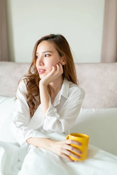 Retrato Bela Mulher Asiática Acordar Segurando Xícara Café Caneca Cama — Fotografia de Stock