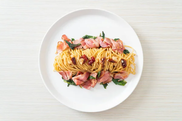Házi Készítésű Kevert Spagetti Szárított Chilivel Szalonnával — Stock Fotó