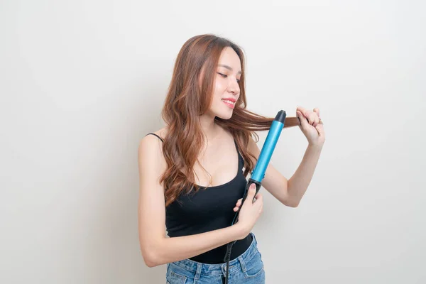 Potret Wanita Asia Yang Cantik Menggunakan Hair Curler Atau Curling — Stok Foto