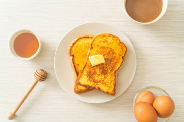 Kahvaltıda tereyağlı ve ballı tost.