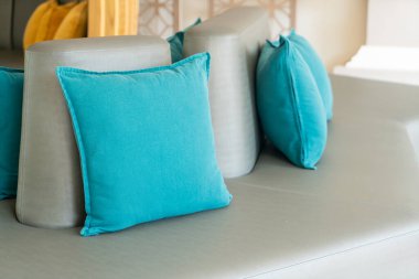 Kanepede güzel, rahat yastıklar.