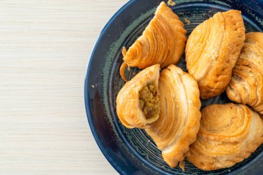 Körili börek, içi doldurulmuş tavuk.