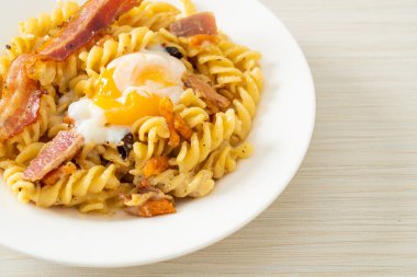 Carbonara fusilli makarna baharatlı pastırma - İtalyan yemeği tarzı.