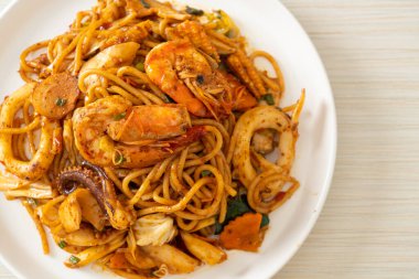 Karıştırılmış Tom Yum deniz ürünleri kurutulmuş spagetti - Füzyon gıda tarzı