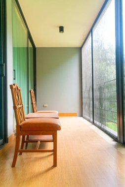 Balkonda boş ahşap sandalye