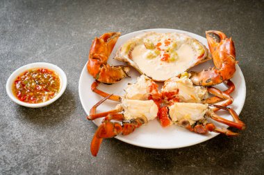 Baharatlı deniz ürünleri soslu taze sütle haşlanmış yumurta yengeci.