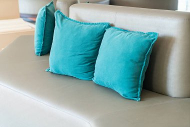 Kanepede güzel, rahat yastıklar.