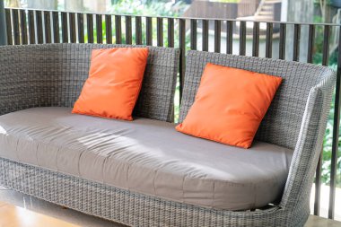 Balkonunda yastık olan boş bir bahçe sandalyesi.