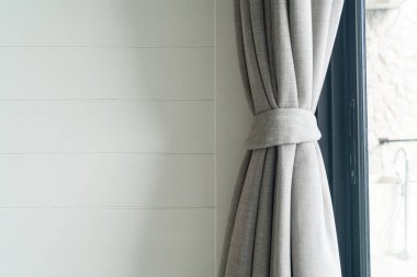 Perdeyi pencere ve güneş ışığıyla kapat