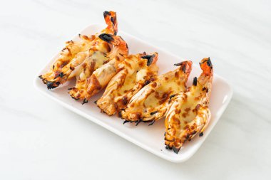 ızgara nehir karidesi veya peynirli karides - deniz ürünleri tarzı