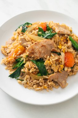 Beyaz tabakta domuz etli ev yapımı pilav.