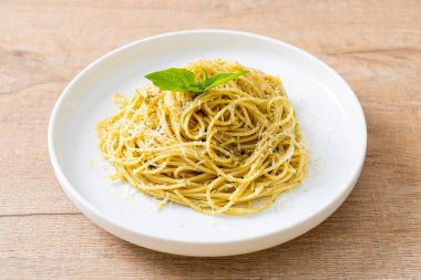 pesto spagetti makarnası - vejetaryen yemeği ve İtalyan yemeği tarzı