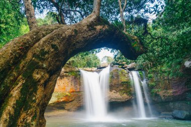 Tayland 'daki Khao Yai Ulusal Parkı' nda Güzel Saç Suwat Şelalesi