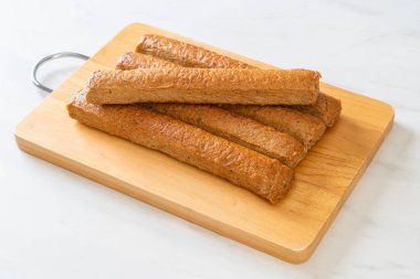 Kızarmış Çin balık köftesi ya da tahta üzerinde balık köftesi.