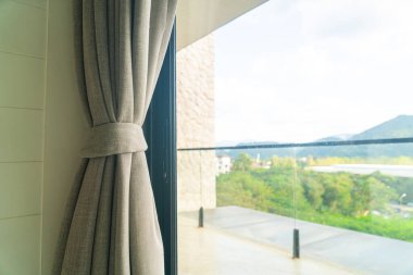 Perdeyi pencere ve güneş ışığıyla kapat