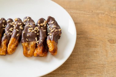 Güneş ışığı kurumuş muz çikolata kaplama veya muz soslu çikolata