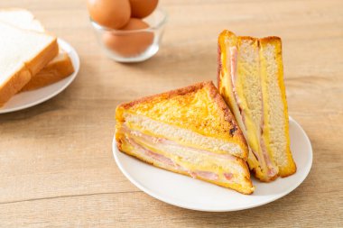 Beyaz tabakta ev yapımı jambonlu peynir.