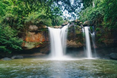 Tayland 'daki Khao Yai Ulusal Parkı' nda Güzel Saç Suwat Şelalesi