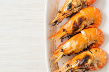 Izgara nehir karidesi ya da karides - deniz ürünleri tarzı