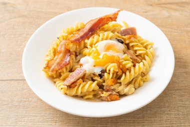 Carbonara fusilli makarna baharatlı pastırma - İtalyan yemeği tarzı.
