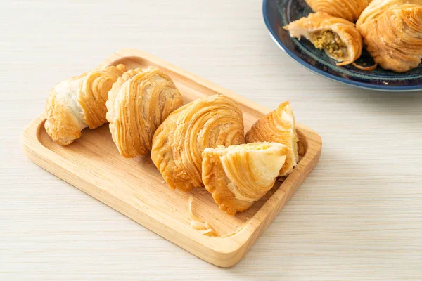 Curry Puff Pastry Stuffed Beans Wooden Plate — Stock Photo, Image