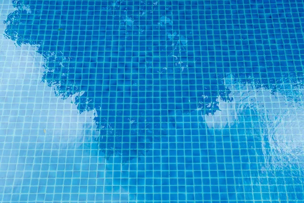 Árvore Sombra Reflexão Sobre Água Piscina Com Fundo Piscina — Fotografia de Stock