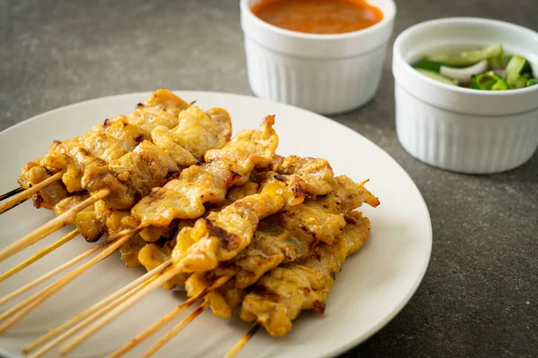 Satay Porco Com Escabeches Molho Amendoim Que São Partes Pepino — Fotografia de Stock