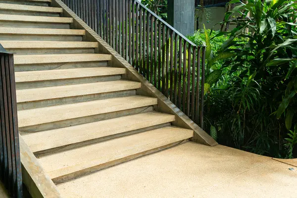 Escalier Étape Avec Arbre Tropical Dans Jardin — Photo