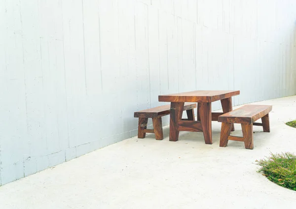 Mesa Pátio Exterior Madeira Vazia Conjunto Cadeira Com Parede Branca — Fotografia de Stock