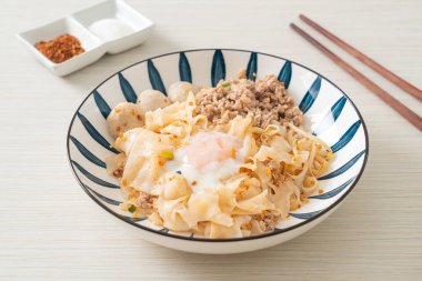 Kurutulmuş baharatlı erişte, kıymalı domuz eti, köfte ve yumurta Asya usulü.