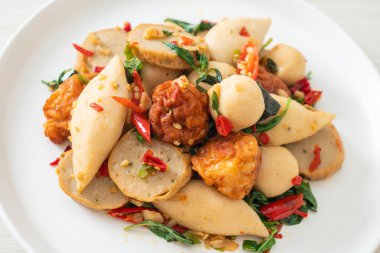 Baharatlı kızarmış balık köftesi ve şifalı otlar.