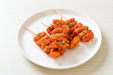 Kore usulü baharatlı soslu kızarmış Kore pirinç keki (Tteokbokki).